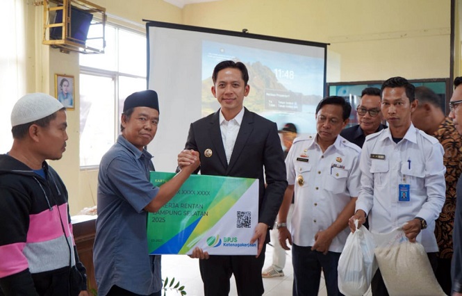 Tak Hanya Simbolis! Bupati Egi Serahkan Santunan dan BPJS untuk Pekerja Rentan