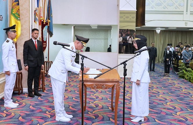Gubernur Lantik Ayu Asalasiyah Sebagai Bupati Way Kanan