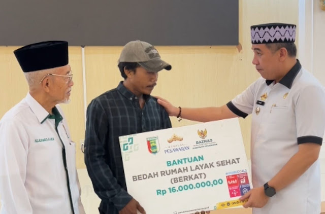 Bupati Pesawaran Serahkan Bantuan Bedah Rumah Layak Sehat dari Baznas untuk Masyarakat Kurang Mampu