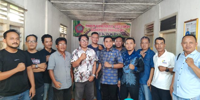 Wakil Ketua Komisi III DPRD Pringsewu, Rusmanto, Serap Aspirasi Bersama Wartawan Di Kantor FKWKP