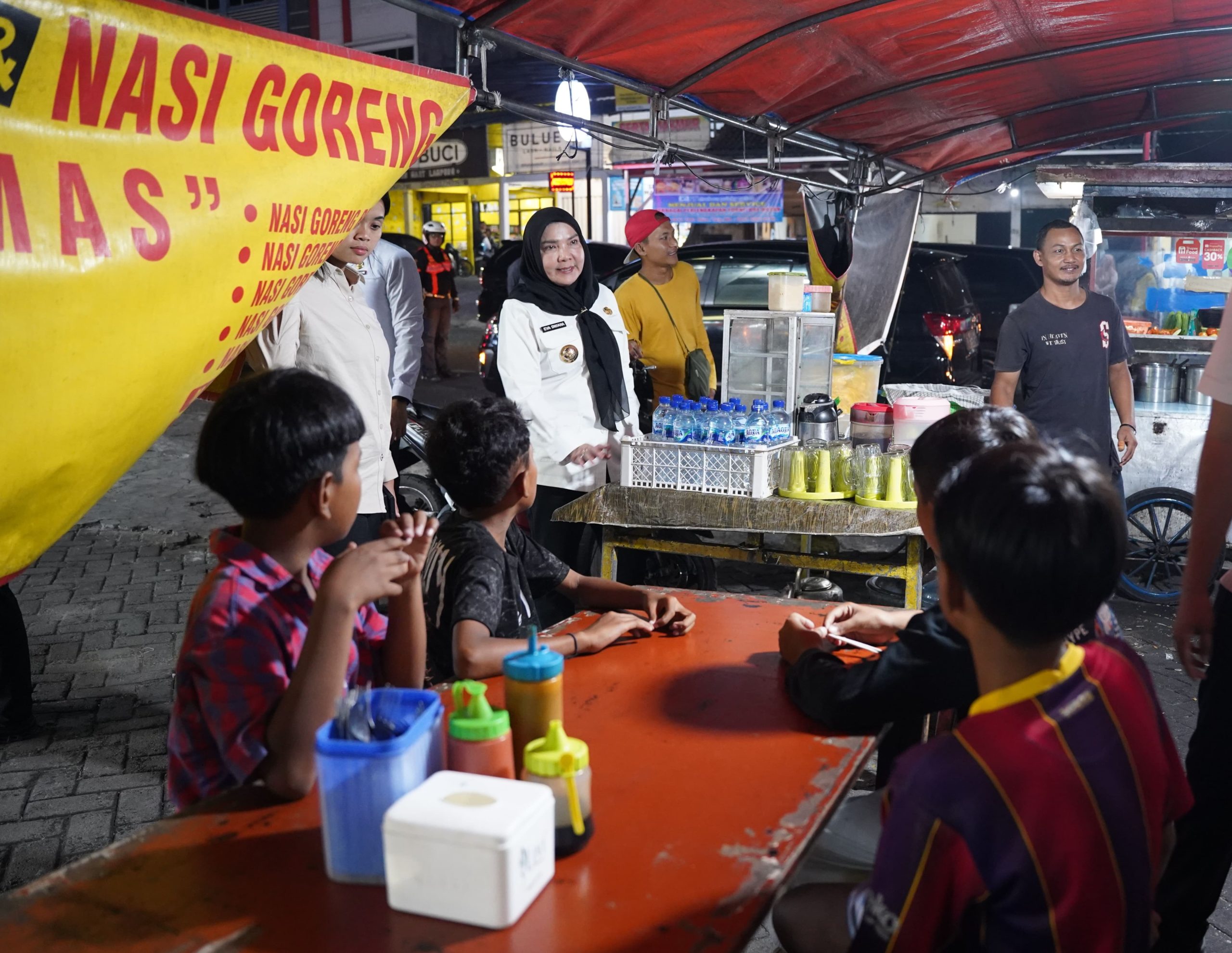 Walikota Eva Dwiana Bagikan Kompor Gas Gratis untuk Pelaku UMKM