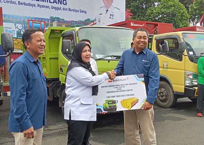 Pemkot Bandar Lampung Terima Bantuan 7 Truk Pengangkut Sampah dari PT Bukit Asam