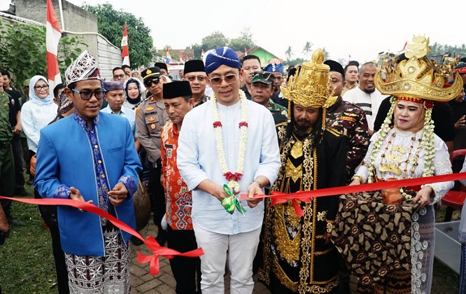 Lestarikan Adat dan Budaya, Bupati Egi Hadiri Pawai Budaya Fajar Baru