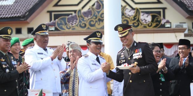 Hari Bhayangkara ke-79, Forkopimda Lampung Tengah Beri Kejutan Manis kepada Kapolres