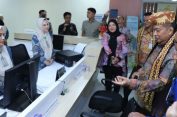Tanjung Bintang (sundalanews.com) – Bupati Lampung Selatan, Radityo Egi Pratama, bersama Wali Kota Bandar Lampung, Eva Dwiana, meninjau langsung kondisi ruas Jalan Sabah Balau di Kecamatan Tanjung Bintang, Kamis (24/7/2025).  Peninjauan ini merupakan langkah nyata dua kepala daerah dalam menangani persoalan infrastruktur di wilayah perbatasan administratif antara Kabupaten Lampung Selatan dan Kota Bandar Lampung.  Kunjungan tersebut menjadi tindak lanjut dari upaya Pemerintah Kabupaten (Pemkab) Lampung Selatan yang sebelumnya telah mengkaji kondisi jalan tersebut.  Kini, penanganan dilakukan secara kolaboratif demi percepatan perbaikan dan peningkatan kualitas jalan yang menjadi akses vital masyarakat kedua daerah.  “Ini adalah bentuk kerja sama konkret antara Lampung Selatan dan Bandar Lampung. Saya berterima kasih kepada Bunda Eva yang sangat suportif. Semoga sinergi ini memberi dampak nyata bagi masyarakat,” ujar Bupati Egi di sela-sela peninjauan.  Dalam suasana hangat dan penuh kedekatan, Bupati Egi juga menyapa warga dan membeli minuman di warung kelontong sekitar lokasi, mencerminkan kepekaan pemimpin terhadap kehidupan masyarakat sehari-hari.  Sementara itu, Wali Kota Bandar Lampung Eva Dwiana-yang akrab disapa Bunda Eva-menekankan pentingnya kerja sama lintas wilayah, khususnya dalam penanganan isu-isu krusial seperti banjir dan jalan rusak di perbatasan.  “Harapan kita, kolaborasi ini bisa segera menyelesaikan berbagai permasalahan infrastruktur dan memberi manfaat nyata bagi warga dua wilayah,” ujar Bunda Eva.  Turut mendampingi dalam peninjauan ini sejumlah pejabat daerah dari Pemkab Lampung Selatan, antara lain Asisten Ekobang, Kepala Dinas PUPR, Kepala Dinas LHD, Kepala Dinas Perhubungan, serta Camat Tanjung Bintang.