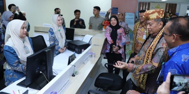 Tanjung Bintang (sundalanews.com) – Bupati Lampung Selatan, Radityo Egi Pratama, bersama Wali Kota Bandar Lampung, Eva Dwiana, meninjau langsung kondisi ruas Jalan Sabah Balau di Kecamatan Tanjung Bintang, Kamis (24/7/2025).  Peninjauan ini merupakan langkah nyata dua kepala daerah dalam menangani persoalan infrastruktur di wilayah perbatasan administratif antara Kabupaten Lampung Selatan dan Kota Bandar Lampung.  Kunjungan tersebut menjadi tindak lanjut dari upaya Pemerintah Kabupaten (Pemkab) Lampung Selatan yang sebelumnya telah mengkaji kondisi jalan tersebut.  Kini, penanganan dilakukan secara kolaboratif demi percepatan perbaikan dan peningkatan kualitas jalan yang menjadi akses vital masyarakat kedua daerah.  “Ini adalah bentuk kerja sama konkret antara Lampung Selatan dan Bandar Lampung. Saya berterima kasih kepada Bunda Eva yang sangat suportif. Semoga sinergi ini memberi dampak nyata bagi masyarakat,” ujar Bupati Egi di sela-sela peninjauan.  Dalam suasana hangat dan penuh kedekatan, Bupati Egi juga menyapa warga dan membeli minuman di warung kelontong sekitar lokasi, mencerminkan kepekaan pemimpin terhadap kehidupan masyarakat sehari-hari.  Sementara itu, Wali Kota Bandar Lampung Eva Dwiana-yang akrab disapa Bunda Eva-menekankan pentingnya kerja sama lintas wilayah, khususnya dalam penanganan isu-isu krusial seperti banjir dan jalan rusak di perbatasan.  “Harapan kita, kolaborasi ini bisa segera menyelesaikan berbagai permasalahan infrastruktur dan memberi manfaat nyata bagi warga dua wilayah,” ujar Bunda Eva.  Turut mendampingi dalam peninjauan ini sejumlah pejabat daerah dari Pemkab Lampung Selatan, antara lain Asisten Ekobang, Kepala Dinas PUPR, Kepala Dinas LHD, Kepala Dinas Perhubungan, serta Camat Tanjung Bintang.
