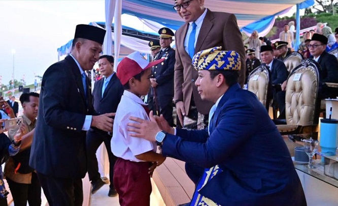 Aksi Heroik Raihan, Bocah SD Penyelamat Merah Putih Dapat Hadiah Istimewa dari Bupati Egi