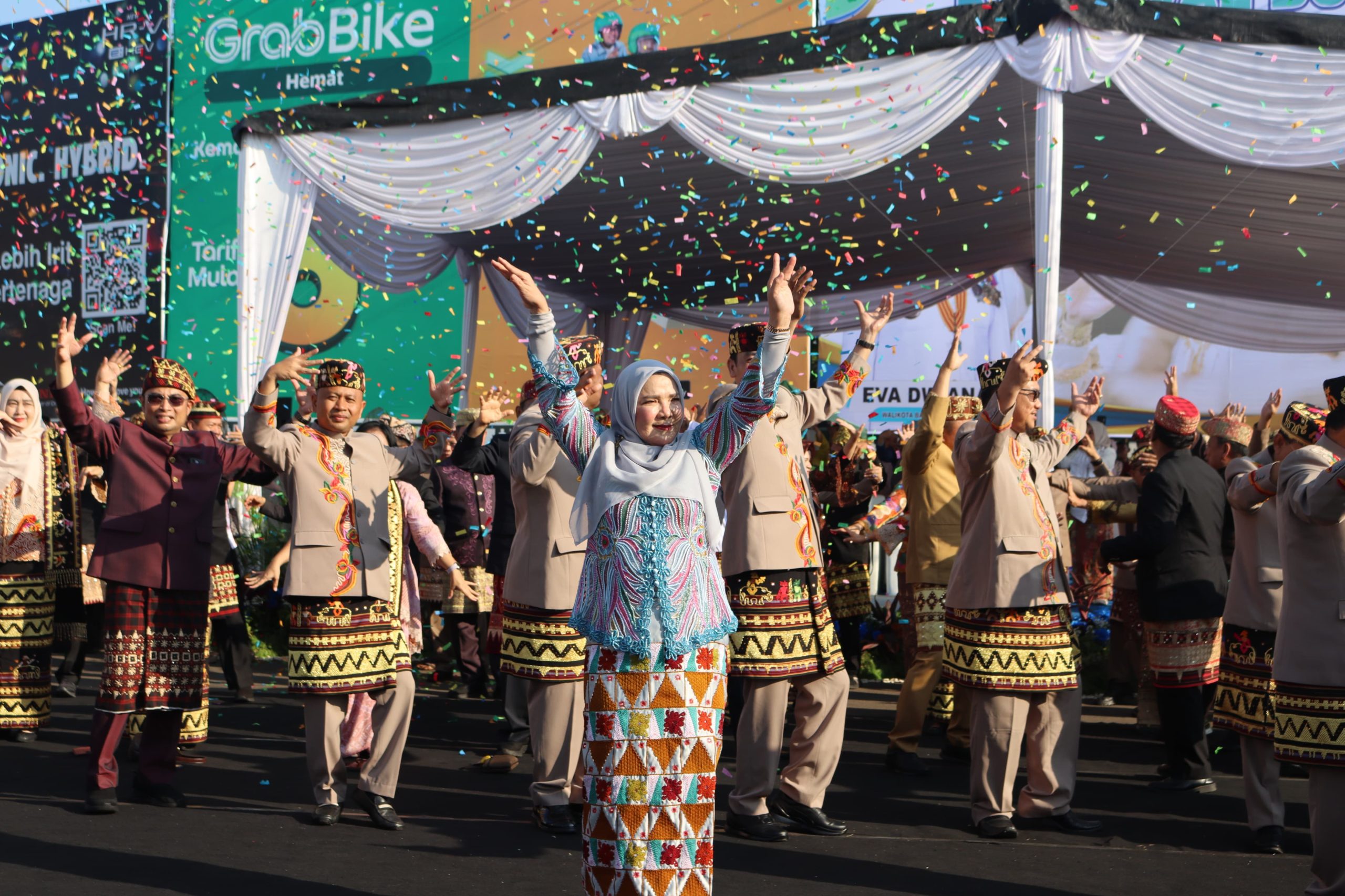 Pemkot Bandar Lampung menggelar Pawai Budaya Tari Ngigel di Bundaran Tugu Adipura