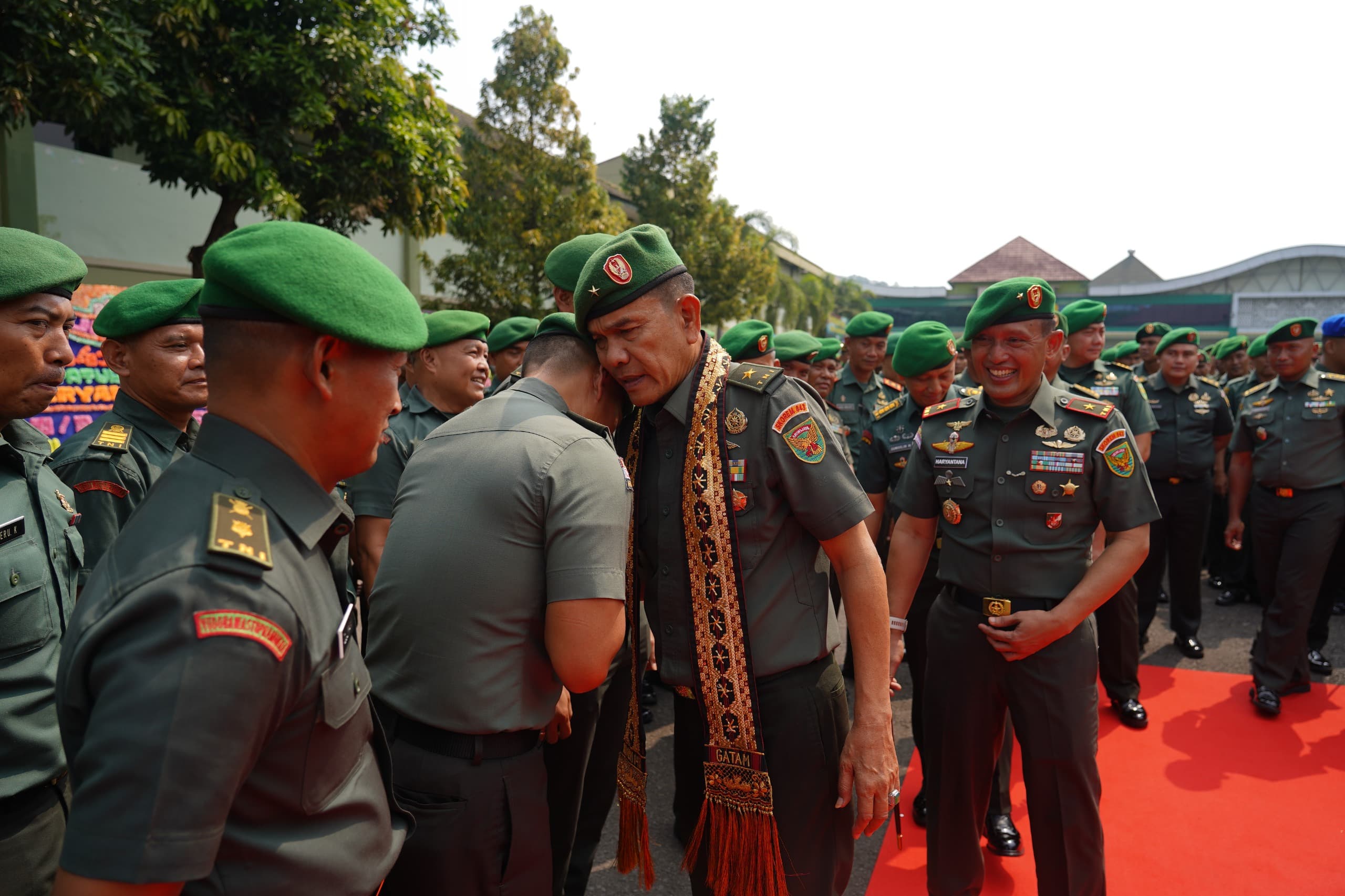 Brigjen TNI Rikas Hidayatullah, S.E., M.M., Serahkan Pasukan Kepada Danrem 043/Gatam yang Baru Brigjen TNI Haryantana, S.H.