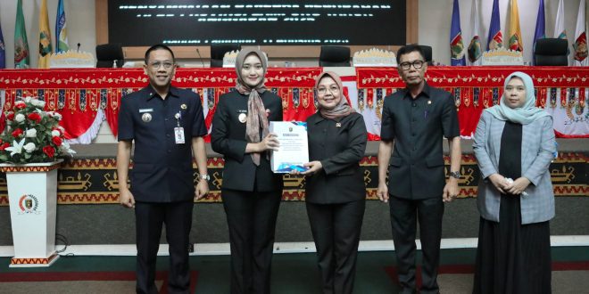 Pemprov Lampung Serahkan Dokumen Raperda Perubahan APBD Tahun Anggaran 2025 kepada DPRD Lampung