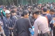 Humanis, Polisi Bagikan Air Pada Massa Aksi Unjuk Rasa di DPR