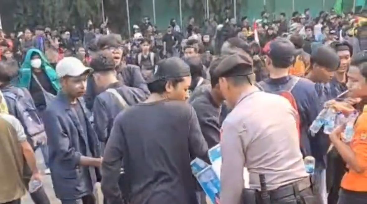 Humanis, Polisi Bagikan Air Pada Massa Aksi Unjuk Rasa di DPR