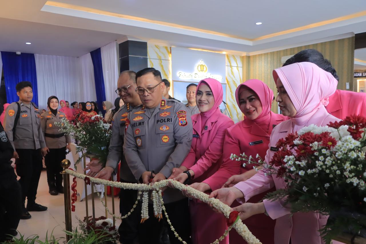 Ringankan Beban Warga, Kapolda Lampung Bagikan 50 Paket Sembako untuk Pekerja Informal