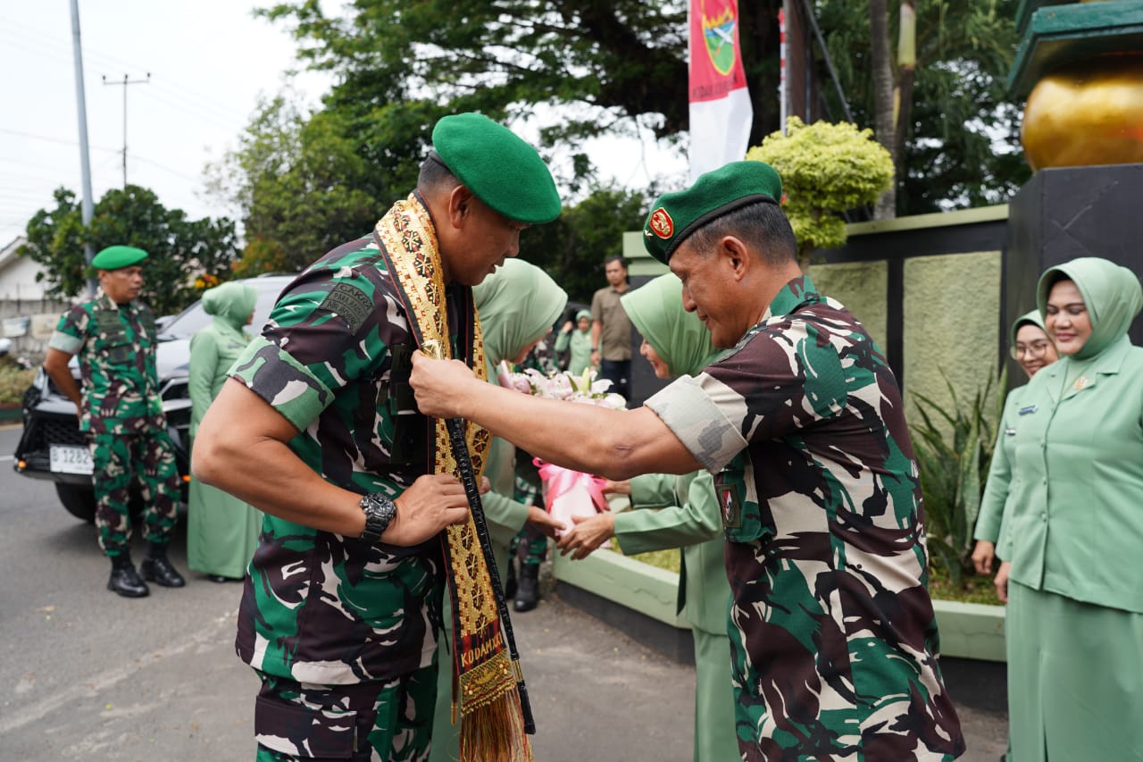 Danrem 043/Gatam Hadiri Tradisi Penyambutan dan Penerimaan Pangdam XXI/RI serta Ketua Persit KCK Daerah XXI/RI