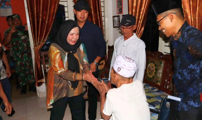 Wali Kota Bandar Lampung Bagikan Kursi Roda Hingga Alat Dengar