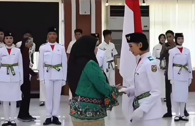 Siap Mengemban Tugas, Wali Kota Kukuhkan Paskibraka Kota Bandar Lampung