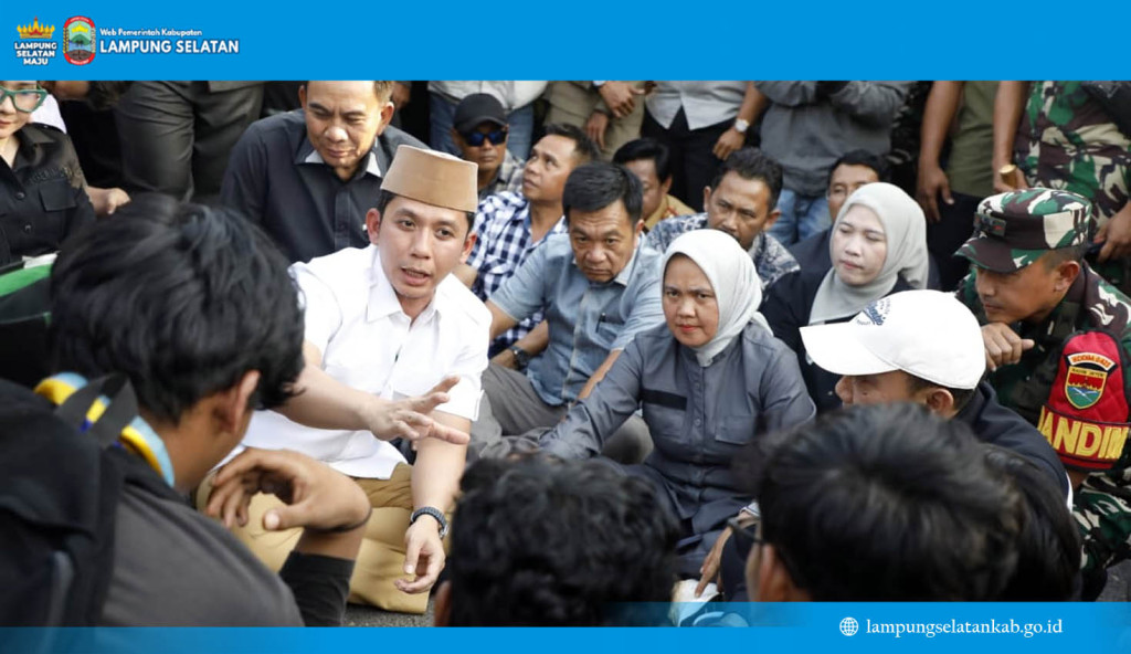 Bupati Lamsel Egi  Duduk Bersama Masyarakat Menyerap Aspirasi Dengan Hati