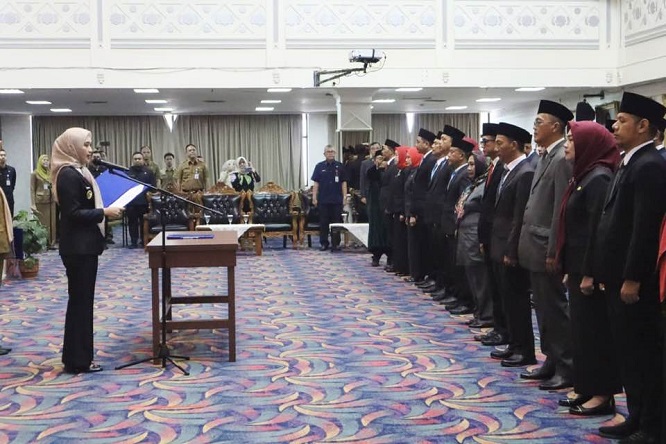 Lantik Pejabat Administrator dan Pengawas, Wagub Jihan Tekankan Adaptasi Cepat, Loyalitas dan Empati