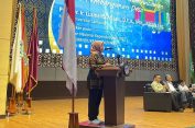Rektor Unila Narasumber Simposium Nasional Kependudukan di Universitas Negeri Padang