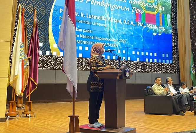 Rektor Unila Narasumber Simposium Nasional Kependudukan di Universitas Negeri Padang