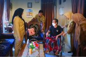 Keliling Datangi Rumah Warga, Walikota Bagikan Alat Bantu Disabilitas