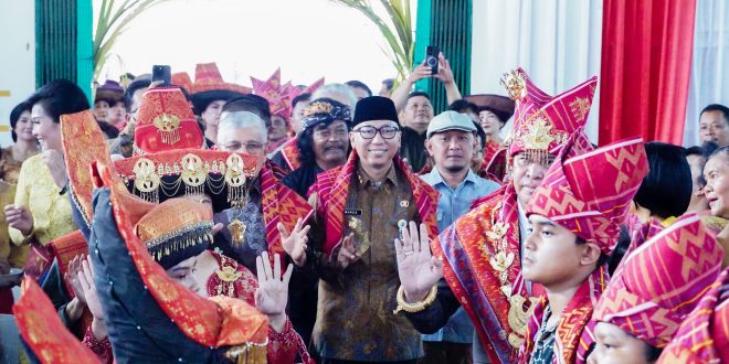 Hadiri Pagelaran Budaya Karo, Gubernur Mirza Ajak Generasi Muda Lestarikan Budaya