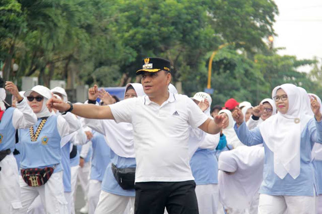 H. Bambang Imam Santoso Wali Kota Metro isi Minggu pagi dengan olahraga di CFD bersama warga