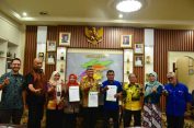 H. Bambang Imam Santoso Wali Kota Metro teken MoU Program Penyuluhan Hukum PN Metro dengan Radio Metropolis