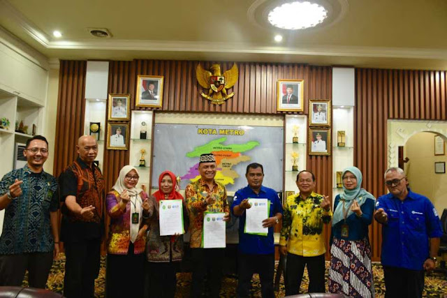 H. Bambang Imam Santoso Wali Kota Metro teken MoU Program Penyuluhan Hukum PN Metro dengan Radio Metropolis