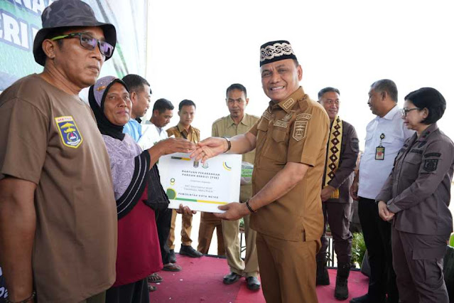 Jaga ketahanan pangan, Wali Kota Metro Hi. Bambang Imam Santosa tanam padi bersama Petani Mitra Adhyaksa