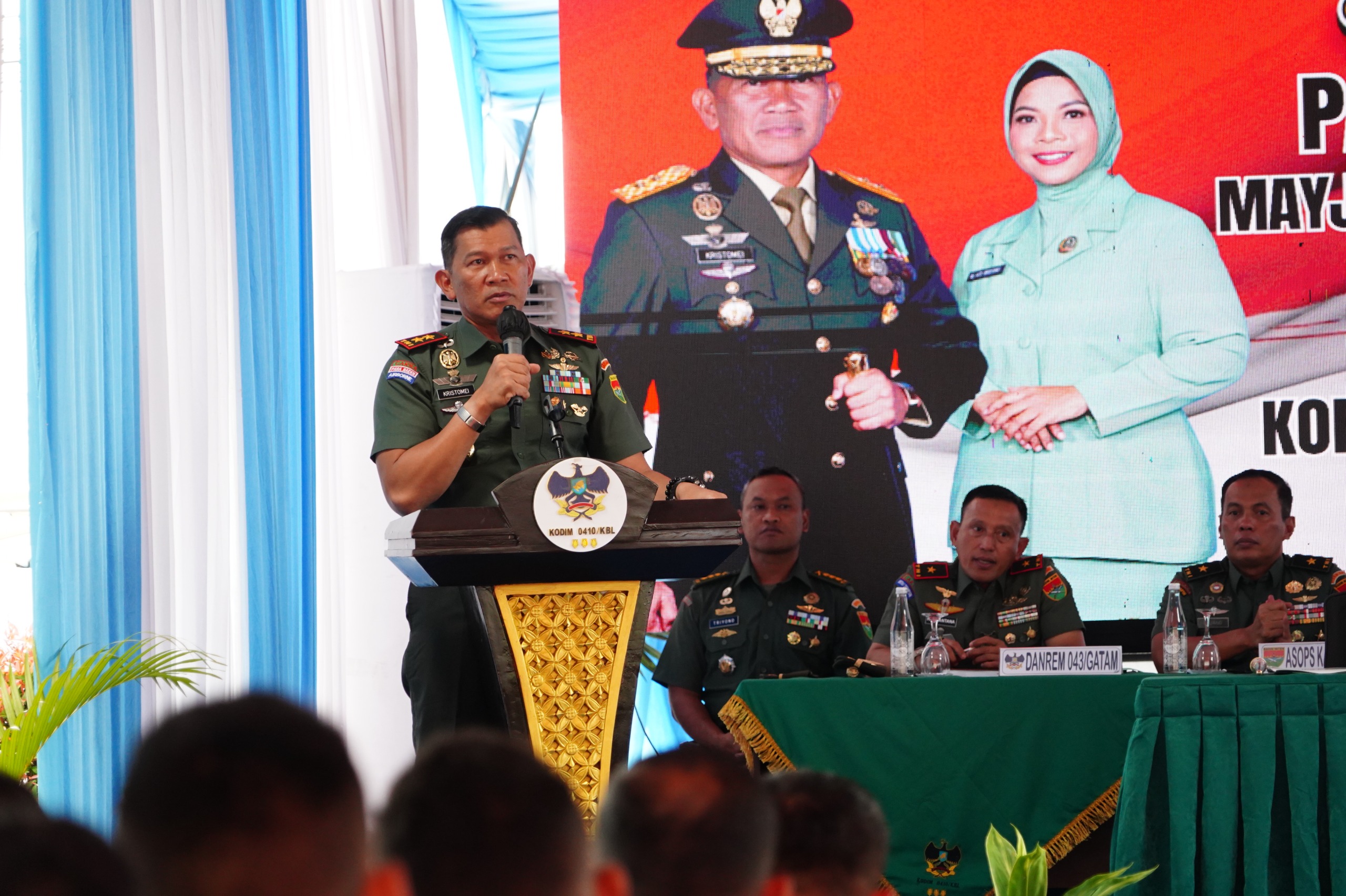 Pangdam XXI/Radin Inten Sampaikan Arahan Kepada Prajurit, PNS, dan Persit Korem 043/Gatam Serta Kodim 0410/KBL Untuk Ikuti Perkembangan Media Sosial