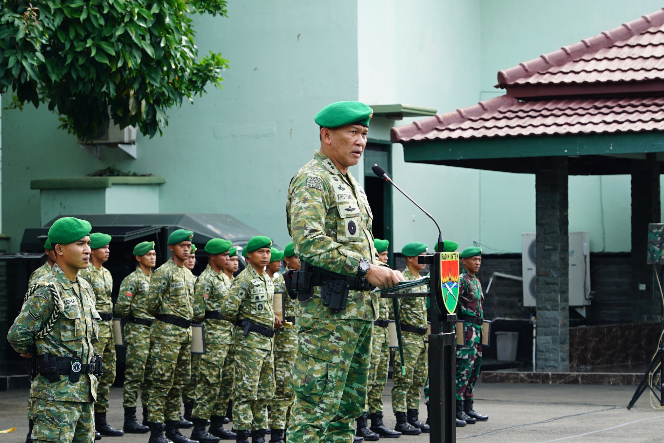Mayjen TNI Kristomei Sianturi Berikan Apresiasi kepada Prajurit Kodam XXI/Radin Inten yang Berprestasi