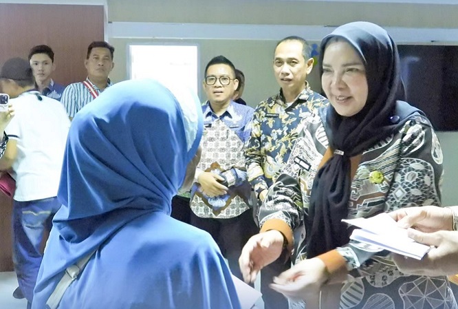 Wali Kota Bandar Lampung Serahkan Bantuan Sosial untuk Korban Bencana Alam