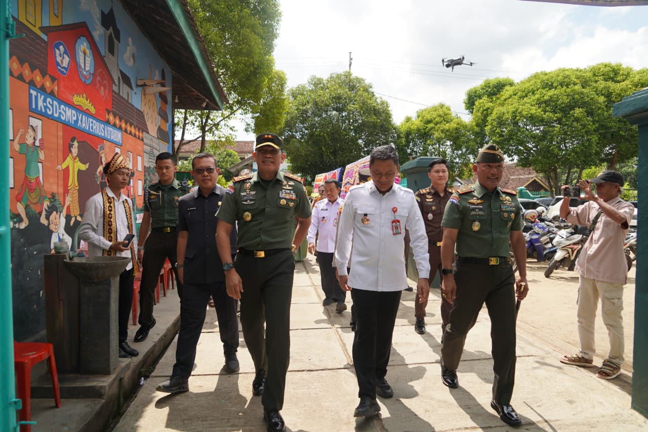Danrem 043/Garuda Hitam Dampingi Pangdam XXI/Radin Inten Tinjau Sejumlah Lokasi di Wilayah Kodim 0412/Lampung Utara
