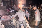 Personel Polri Bersihkan Lumpur dan Sampah Pascabanjir di Jalan Lintas Aceh Tamiang