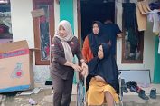 Tangis Haru Rohaya Saat Ses Mayang Beri Bantuan Kursi Roda dan Sembako