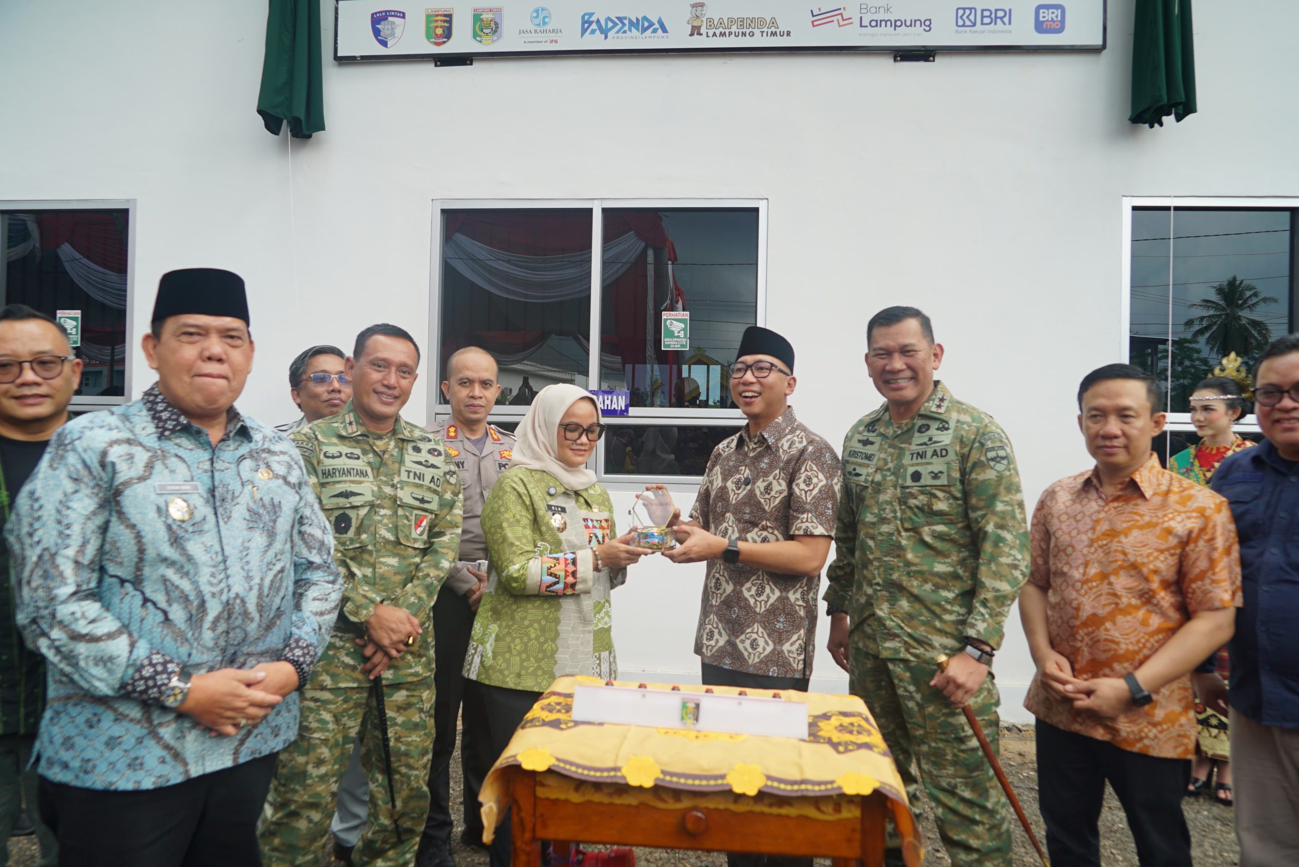 Pangdam XXI/Radin Inten Hadiri Launching Samsat Drive Thrue 