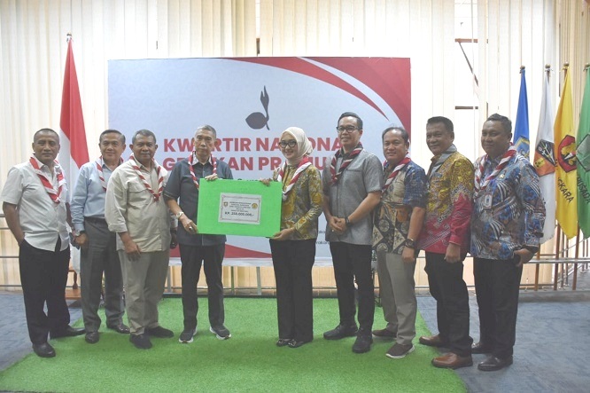 Wagub Jihan Nurlela Serahkan Dana Bumbung Kemanusiaan