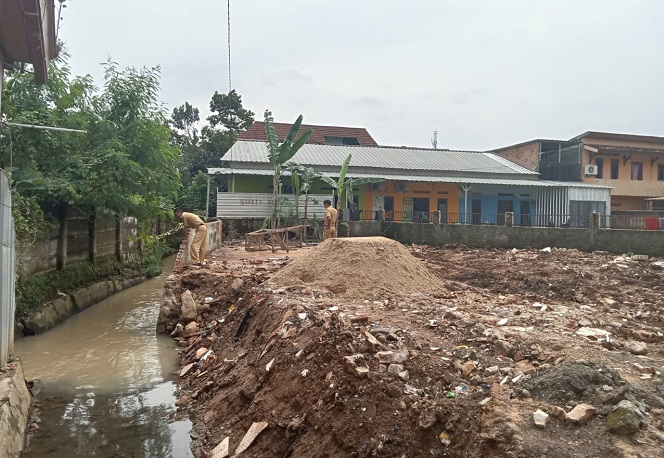 Pemkot Bandar Lampung Bongkar Paksa Bangunan Permanen di Atas Drainase