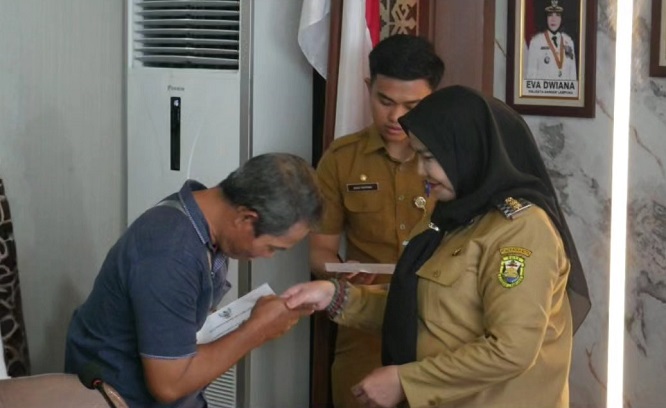 Wali Kota Bandar Lampung Kembali Salurkan Bantuan Warga Terkena Musibah