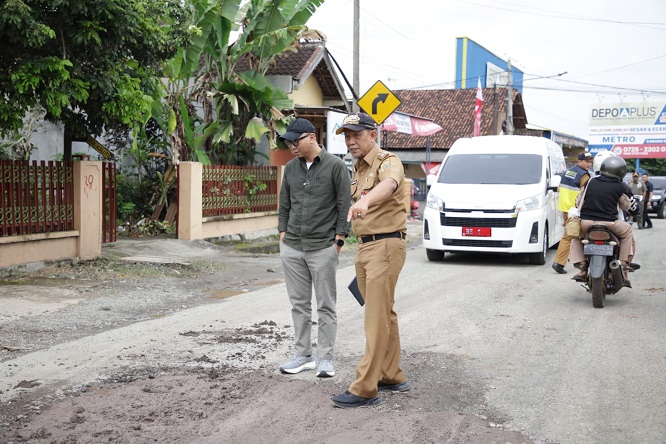 Gubernur Rahmat Mirzani Tinjau Pemeliharaan Jalan Provinsi di Kota Metro