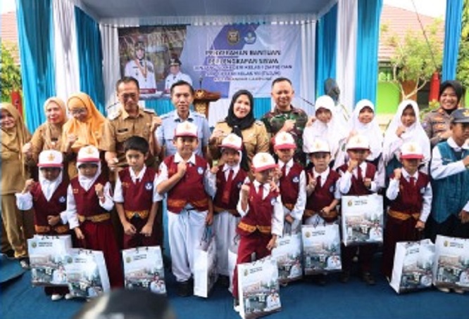 Wali Kota Serahkan Bantuan Perlengkapan Sekolah Untuk Siswa SD-SMP Se-Kota Bandar Lampung