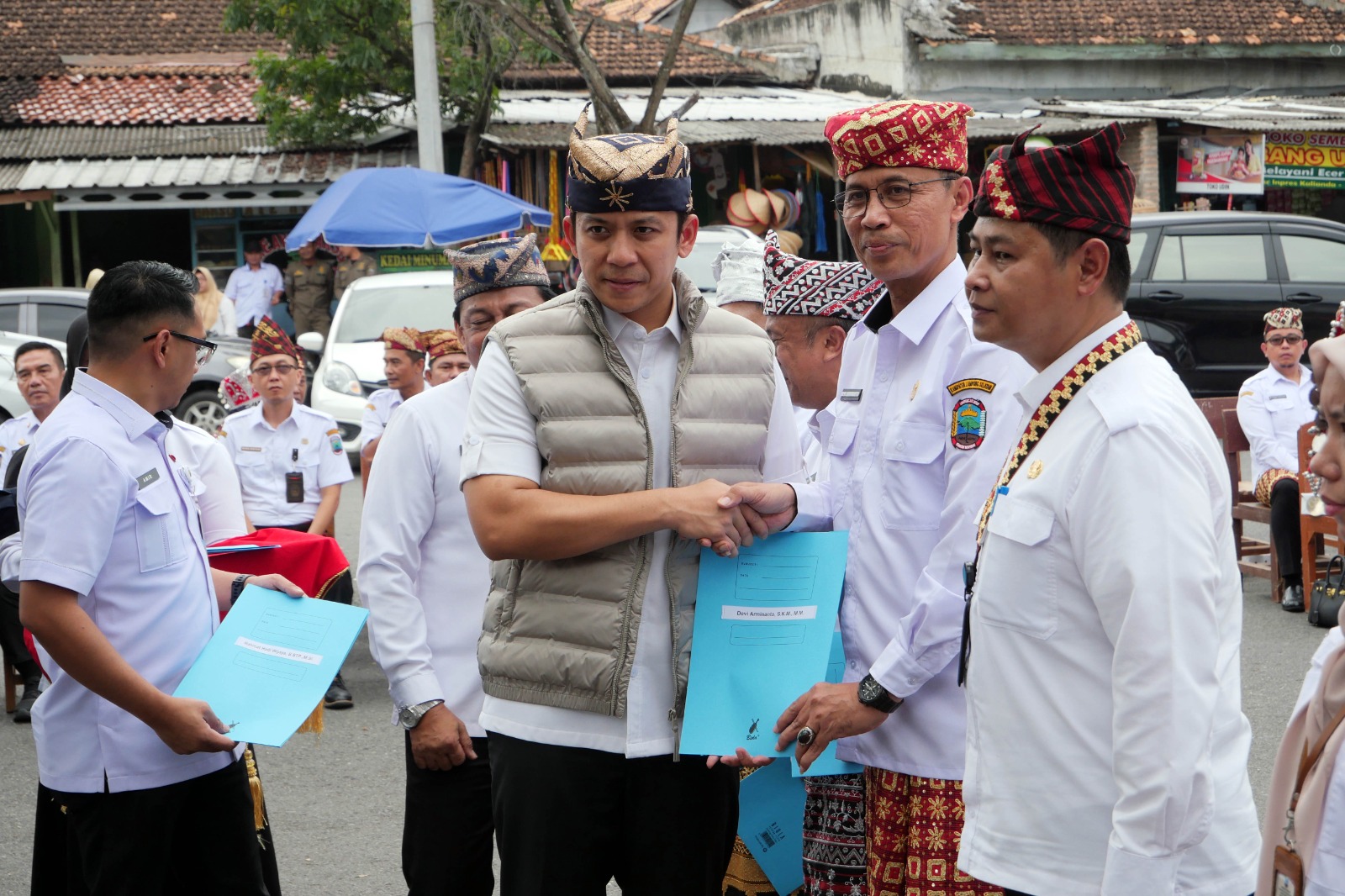 Dilantik di Tengah Pasar, Bupati Egi Ingatkan Pejabat soal Realitas Pengabdian