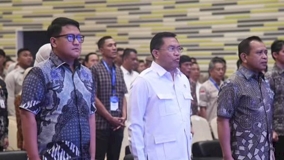 Bandar Lampung (HS) – Ketua DPRD Provinsi Lampung A. Giri Akbar, SE., MBA., menghadiri kegiatan “Doa untuk Negeri” dalam rangka HUT ke-18 tvOne di Masjid Raya Al-Bakrie Lampung, Sabtu (14/02/2026). Ia didampingi Ketua IKAD DPRD Provinsi Lampung Irene Fransisca Giri serta dihadiri Ketua Komisi V DPRD Provinsi Lampung Dr. Yanuar Irawan, SE., MM  Kegiatan bertema “Doa untuk Negeri” dengan semangat lokal “Lampung Tanoh Pusako, Gham Pulang” berlangsung khidmat. Masyarakat dari Kabupaten/Kota se-Provinsi Lampung hadir dengan antusias, mencerminkan kuatnya nilai religius dan kebersamaan.   Mau Tahu Air Minum Kemasan yang Baik? Ini Pilihan Konten Kreator  5 Ikan ini Jangan Dimakan Ya, Kenapa?  Rangkaian acara diawali tausiyah akbar oleh Abdul Somad yang menjadi magnet utama jamaah. Momentum ini menjadi ajang syiar keagamaan sekaligus doa bersama bagi kedamaian dan persatuan bangsa.   Turut hadir Gubernur Lampung Rahmat Mirzani Djausal, ST., MT., didampingi Ketua PKK Provinsi Lampung Purnama Wulan Sari Mirza, serta Sekretaris Daerah Provinsi Lampung Marindo Kurniawan, S.T., M.T. beserta istri.  Ketua DPRD Provinsi Lampung menyampaikan apresiasi atas kepercayaan menjadikan Lampung sebagai lokasi kegiatan. Menurutnya, acara keagamaan ini memperkuat spiritualitas sekaligus mempererat silaturahmi antara pemerintah dan masyarakat.  “Pembangunan tidak hanya fisik, tetapi juga mental dan spiritual. ‘Doa untuk Negeri’ menjadi ruang kebersamaan untuk memperkuat keimanan, persatuan, dan optimisme membangun daerah,” ujar ketua DPRD Lampung.  DPRD Provinsi Lampung berharap kegiatan serupa terus dilaksanakan sebagai sarana penguatan nilai keagamaan dan kebersamaan. Momentum HUT ke-18 tvOne diharapkan memperkokoh persatuan dalam mewujudkan Indonesia yang damai dan sejahtera.  Dalam tausiyahnya, Ustaz Abdul Somad mengangkat tema syukur, istiqamah, kesabaran, dan persatuan. Ia mengajak masyarakat mengisi umur dengan amal ibadah serta memperkuat dzikir sebagai penenang jiwa.  UAS juga menekankan pentingnya istiqamah dalam kehidupan pribadi, keluarga, dan kebangsaan. Ia mengingatkan bahwa keberagaman Indonesia dipersatukan oleh nilai Pancasila dan semangat persaudaraan.