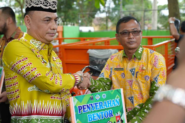 Wali Kota Metro Hi. Bambang Imam Santosa Serahkan Bantuan 7 Bentor dan 22 Unit Bin Kontainer Sampah Organik untuk SPPG