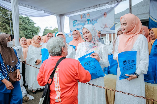 Ketua TP PKK Provinsi Lampung Bagikan Ratusan Takjil di Mahan Agung