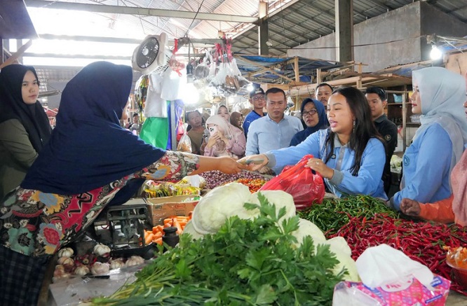 Zita Anjani Turun ke  Pasar Sidomulyo, Cek Harga Sembako dan Dengarkan Langsung Suara Pedagang