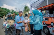Ketua TP.PKK Batin Wulan Mirza Kembali Bagikan 200 Paket Takjil untuk Warga di Depan Mahan Agung