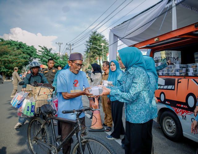 Ketua TP.PKK Batin Wulan Mirza Kembali Bagikan 200 Paket Takjil untuk Warga di Depan Mahan Agung