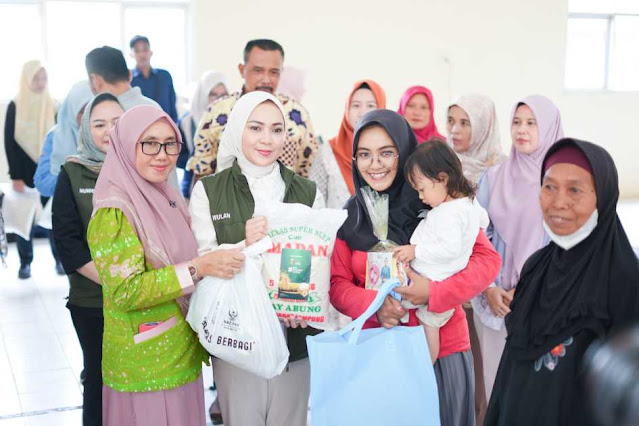 Ketua TP PKK Provinsi Lampung Serahkan Bantuan Sosial Kepada Masyarakat Kota Metro